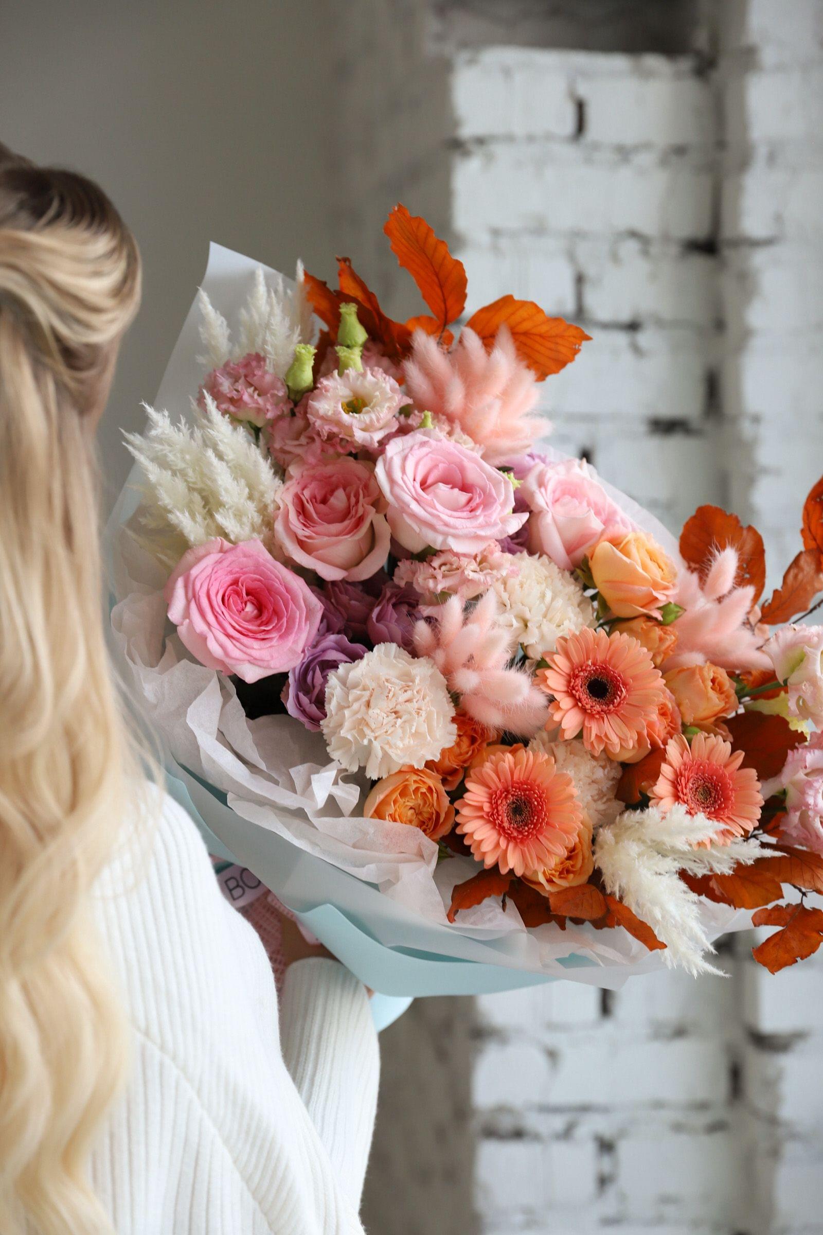 Альстромерия в бежевом оформлении