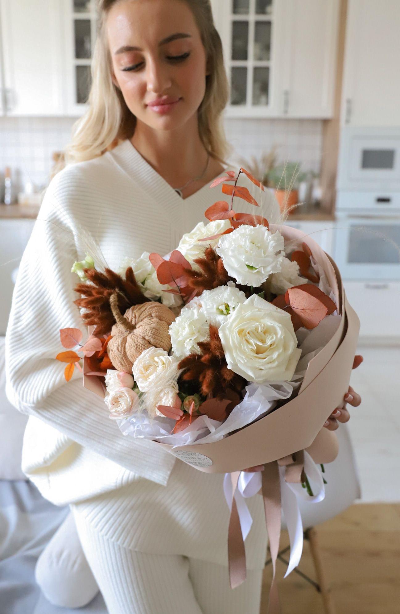 Альстромерия в бежевом оформлении